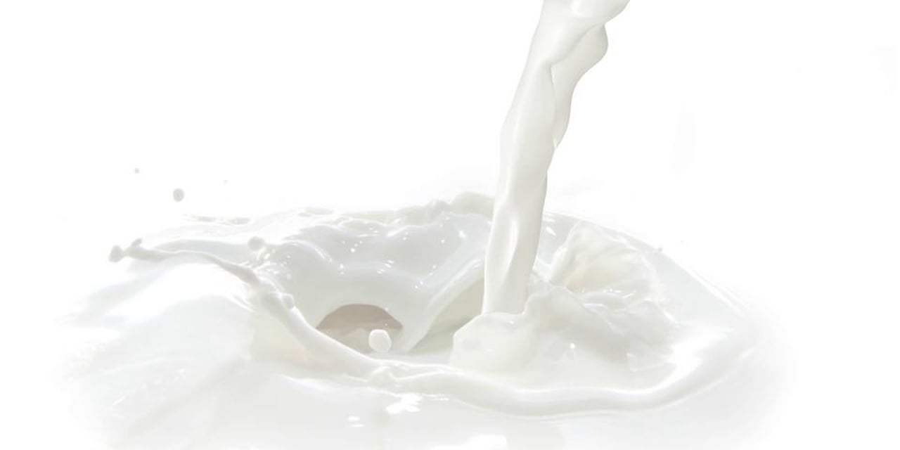 Молоко на белом фоне