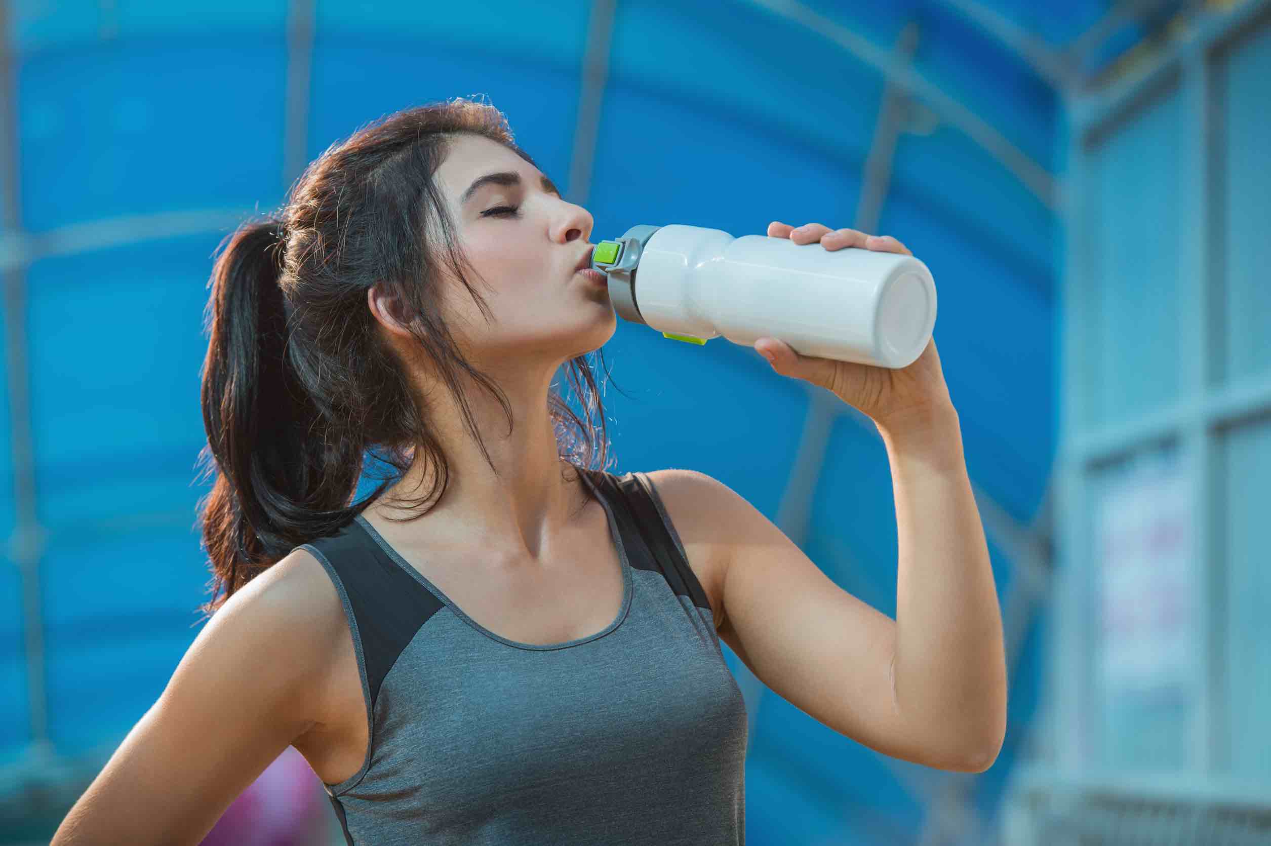 Девушка после выпитого. Женщина с бутылкой воды. Женщина пьет воду. Спортивная девушка пьет воду. Спортсмен с бутылкой воды.